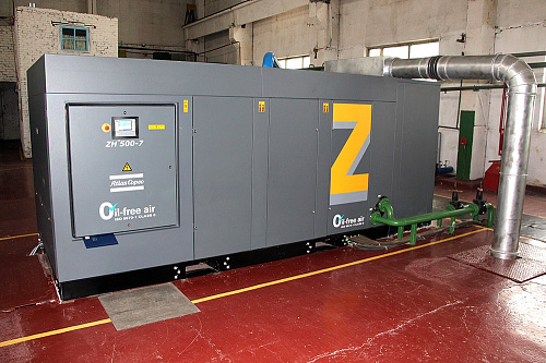 Турбокомпрессор Atlas Copco ZH560+ 4.2. Безмасляный, двухступенчатый, воздушный, турбокомпрессор Atlas Copco ZH560+ 4.2 с предустановленным коллектором охлаждающей воды, встроенным продувочным клапаном с глушителем.
